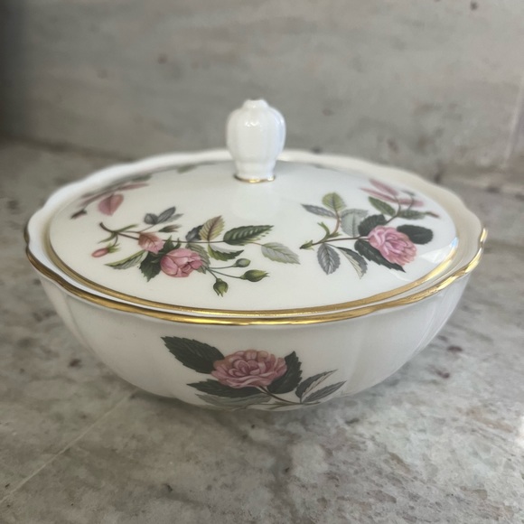 Wedgwood Hathaway Rose Covered Dish 5.5” Floral Bone China England Gold Trim EUC - Picture 1 of 6